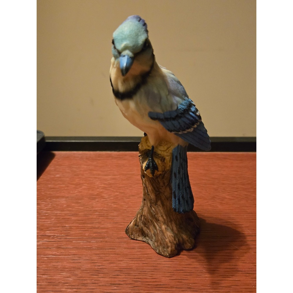 Blue Jayโ Bird Figurine on Tree Stump Nature Decor Sculpture M305506